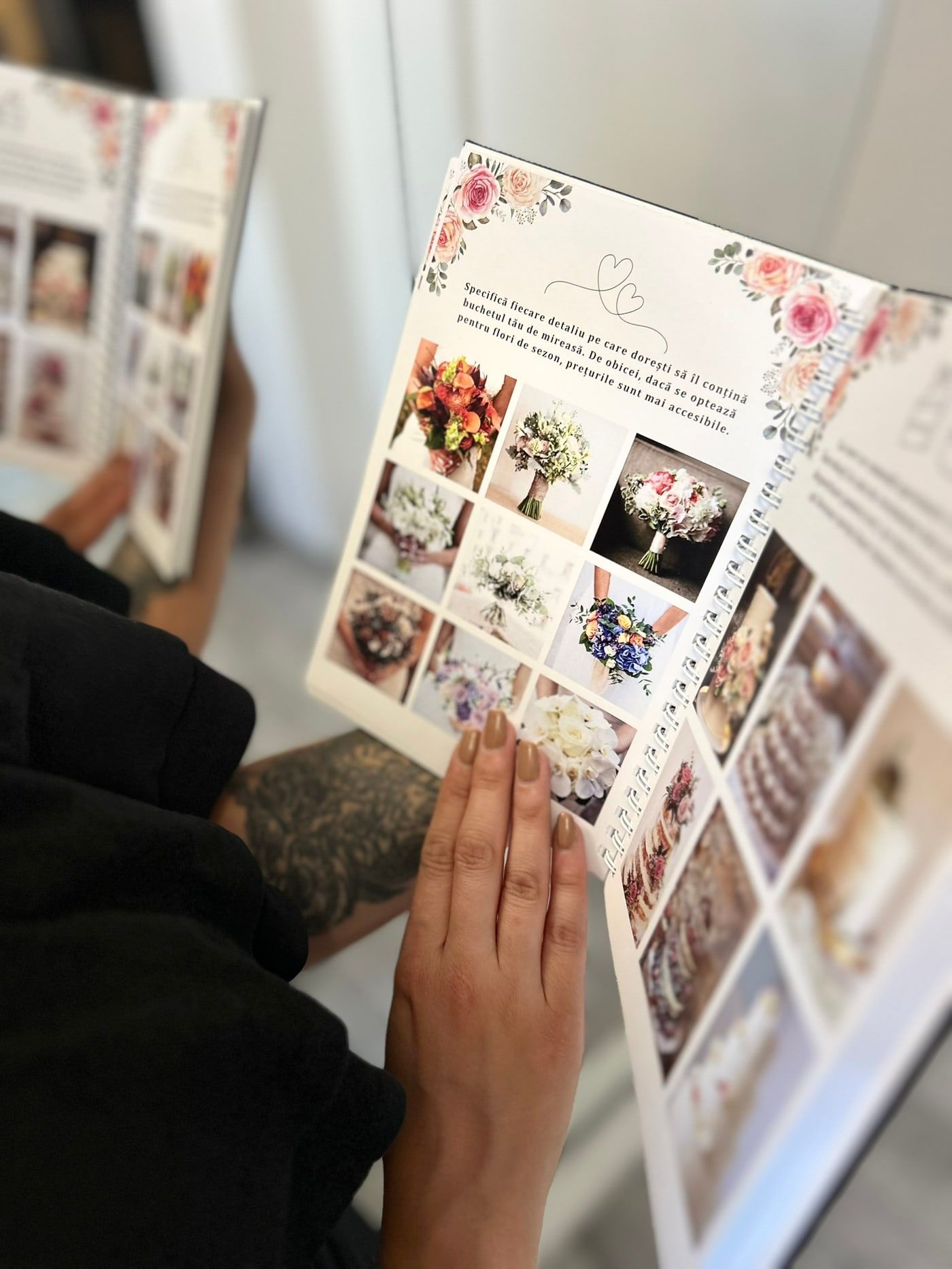 Agenda răsfoită la pagina cu modele de buchete